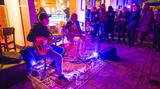 Unterwegs und draußen: Am Samstagabend leuchten die Stadtteile bei der Langen Nacht der Kunst und Genüsse.