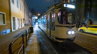 Historische Straßenbahnen sind als kostenlose Shuttle-Züge in der Langen Nacht der Kunst und Genüsse unterwegs.