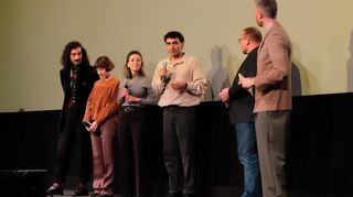 Das Team des Eröffnungsfilms „Inside Amir“ beim Opening des 74. Internationalen Filmfestivals Mannheim-Heidelberg im Cineplex-Kino: (v.l.) Schauspieler Pirouz Nemati, Set- und Kostümbildnerin Sarah Geram, Dolmetscherin und Regisseur Amir Azizi mit Festivalchef Sascha Keilholz und Moderator Jochen Schropp.