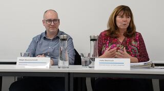 OB Jutta Steinruck und der Leiter des Bereichs IT-Services der Stadtverwaltung, Ralph Bauerschmidt, informieren über einen möglichen Cyberangriff auf die Stadtverwaltung.