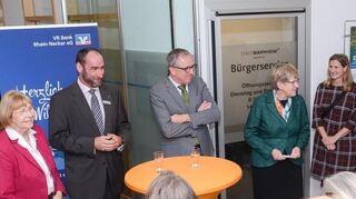 2018: Eröffnung des Bürgerdienstes durch OB Kurz (M.) und Bürgermeisterin Kubala (Mitte) in der VR Bank. Nun heißt es: Kommando zurück.