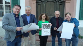 Freuen sich über den Lampertheimer Kalender: (v. l.) Alexander Scholl, Gottfried Störmer, Filomena Saia und Ludwig Franz.