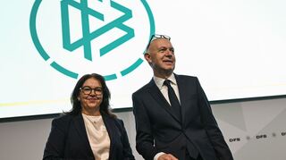 DFB-Spitzenfunktionäre Heike Ullrich und Bernd Neuendorf: großer Schritt für die Frauen-Bundesliga