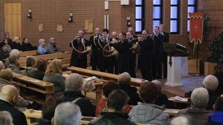 Kaftvolle Klänge der Schriesheimer Jagdhornbläser untermalten die Messe in der Herz Jesu Kirche in Lampertheim-Hüttenfeld.
