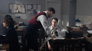 Jonathan Berlin als Ernst Michel (rechts) im Journalistenraum des Nürnberger Justizpalastes.