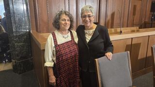 Karen Michel Daniels (l.) und Lauren Michel Shachar, die Töchter von Ernst Michel, im historischen Gerichtssaal 600.