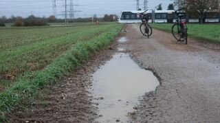 Teilweise sind auf der Strecke Asphalt-Teile des landwirtschaftlichen Weges weggebrochen.