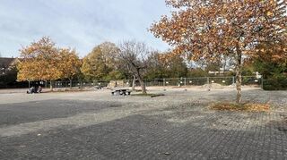 Der Schulhof der Karolina-Burger-Realschule Plus: Grauer Beton, rauer Jargon – so heißt es in einer Liedtextzeile des Hip-Hop-Interpreten Trettmann.