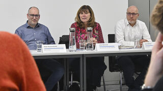 Gab es einen Hackerangriff auf die Stadtverwaltung Ludwigshafen? Ralph Bauerschmidt (IT-Service der Stadt, v.l.), Oberbürgermeisterin Jutta Steinruck und Jens Killius (Bereichsleiter Recht) informieren die Öffentlichkeit.