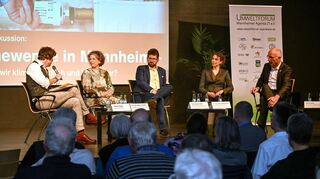 Hatten in der Abendakademie viel über die Mannheimer Wärmewende zu diskutieren: Diana Pretzell (2.v.l.), Andreas Paul (M.), Amany von Oehsen und Ralf Klöpfer (r.) stellten sich den Fragen von Martin Geiger (l.).