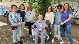 Bis ins hohe Alter blieb Gertrud Lang aktiv: In dieser Aufnahme vom Sommer 2022 ist sie mit den Müttern der Elterninitiative des 48er Platzes zu sehen (v.l.): Christa Röck, Manuela Boll, Heike Czarnecki, Gertrud Lang, Annette Knapp-Wallenwein, Carola Marfeld und Sandra Widder.