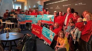 Vor dem Ratssaal, wo derzeit Stellwände und Tische des Filmfestivals stehen, demonstrierten am Donnerstagnachmittag mehr als 30 DLRG-Mitglieder gegen die geplanten neuen Preise für Schwimmbäder.