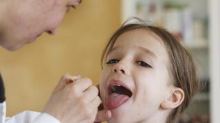 Gerade mit einem kranken Kind sind kurze Wege zur nächsten Kinderarztpraxis wichtig.