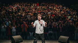 Bringt in der Rolle als Kellner Antonio viele zum Lachen: Komiker Joe di Nardo.