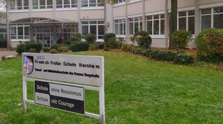 Ein Vorfall mit einem unbekannten Fahrer in einem Lieferwagen sorgt für Sorge bei Eltern. Doch die Polizei kommt zu einem anderen Schluss als die Schule.