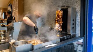 Wie ein herkömmlicher Döner wird der Calamari-Kebab am Spieß mariniert.