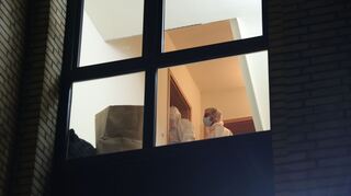 Bei einem Polizeieinsatz in Hamburg ist eine Frau wegen des Verdachts festgenommen worden, einen Mann getötet zu haben.