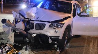 Nach einem medizinischen Notfall kollidierte ein Autofahrer mit einer Fußgängerampel.