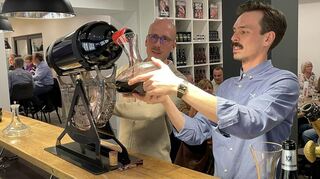 Marc Oliver Heilos (links) hat eine 12-Liter-Flasche mit dem Timeless Rosso del Veneto von Stefano Accordini dabei.