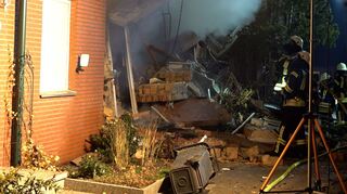 Die Suche nach einem 83-Jährigen in den Trümmern eines Reihenhauses geht auch am Samstag weiter.