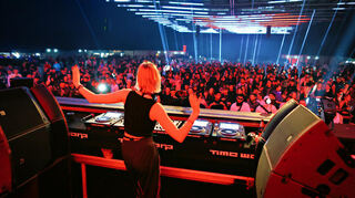 DJ Estella Boersma hat die Mannheimer Time Warp eröffnet - und konnte dabei die neue LED-Technik Sinus Wave bewundern, die auch die Decke der Maimarkthalle mit visuellen Effekten bespielte.