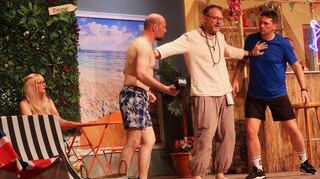 Softie Hajo muss den ein oder anderen Streit schlichten. Theaterstück 2025 der Lellebollem in Heddesheim.