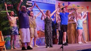 Mit einem Aerobic-Tanz verabschieden sich die Lellebollem am Ende ihres Theaterstücks vom Publikum in Heddesheim.