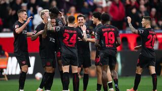 Bayer Leverkusen jubelt über den Treffer zum 2:0.