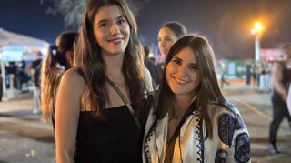 Finja Ritter (links) und Laura Ritzi freuten sich besonders auf Reinier Zonnevield.