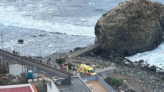 Die bei Urlaubern beliebten Kanarischen Inseln vor der Westküste Nordafrikas werden im Herbst und Winter oft von sehr hohen Wellen getroffen, die durch Stürme weit draußen im Atlantik entstehen. Für Menschen, die sich an Hafenmauern oder auf Uferpromenaden aufhalten, kann das verheerende Folgen haben.