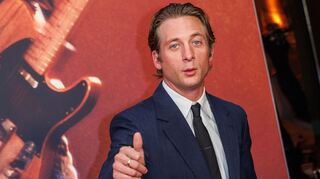 Schauspieler Jeremy Allen White hat ein Faible für melancholische Rollen und zarte Hobbys wie Blumen kaufen. (Archivbild)