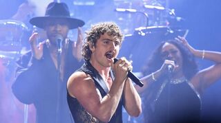 Muskeln und Moustache: Benson Boone tritt oft mit einer gewissen Ironie auf, die nicht nur, aber auch Frauen sehr gefällt. (Archivbild)