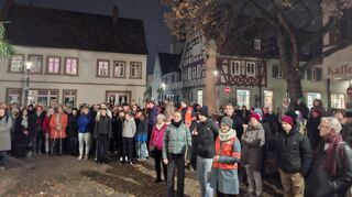 Die zahlreichen Teilnehmer der Gedenkveranstaltung vor dem Historischen Rathaus, unter ihnen Bürgermister Christoph Oeldorf (4. v. r., 2. Reihe).