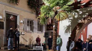 Noah Lichtenstein und Marie Lou Pfrönder vom Kurpfalzgymnasium verlesen die Namen der Schriesheimer Opfer des Holocaust, rechts von ihnen Organisatorin Margrit Liedloff und Bürgermeister Christoph Oeldorf.