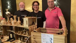 Im Laden MS – Performance 4 You von Rüdiger Steinmetz (rechts) interessierten sich die Besucherinnen und Besucher für Albert Veyels (links) kunstvolle Drechslerarbeiten.