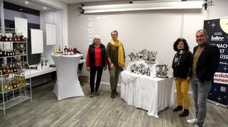 Ute Zimmermann (von links), Maggi Kossan, Michaela Muck und Thomas Rittelmann haben das Fotostudio in ein Atelier verwandelt.