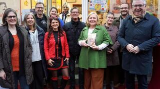 Eröffnung der Langen Nacht in der Neckarstadt-Ost beim Kinderfriseur „Pippi“ Sabine durch Sabine und Armin Klotz ( 3. und 4. von links) und Bürgermeister Thorsten Riehle (rechts).