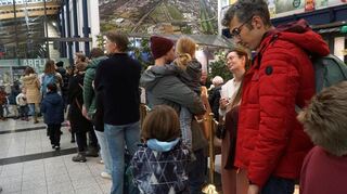 Am City Airport Mannheim in Neuostheim reißt die lange Schlange der erwartungsvollen Besucher vor der Abflughalle den ganzen Abend nicht ab.