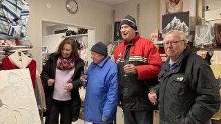 Bei „Mode und Kurzwaren Heike“ erläuterte Künstlerin Nadine Becker den Besuchern ihre Technik mit Strukturpaste.