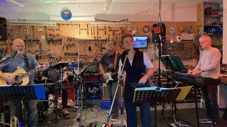 Die Band „Lucky Mushrooms“ rockte in Wallstadt das Radstudio Küttner.