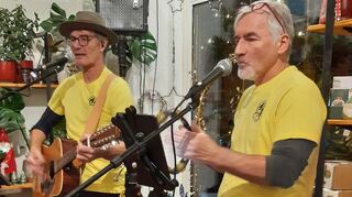 Henning Jacobsen und Uwe Regener am Mikrofon.