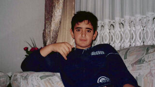 Eine Szene aus der neuen Dokumentation „Babo - Die Haftbefehl-Story“, die Haftbefehl alias Aykut Anhan als Kind zeigt. Die Doku ist seit 28. Oktober bei Netflix zu sehen.