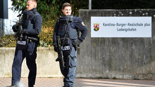 Schwer bewaffnete Polizeibeamte stehen im Jahr 2018 vor der Karolina-Burger-Realschule. Ein möglicherweise bewaffneter Jugendlicher hat in Ludwigshafen einen Großeinsatz der Polizei ausgelöst.