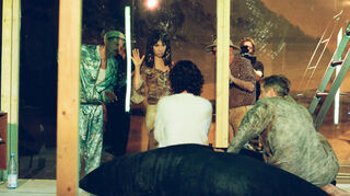 Im dramatischen Einsatz für René Pollesch (v.l.n.r.): Milan Peschel, Kathrin Angerer, Rosa Lembeck, Martin Wuttke und Franz Beil.