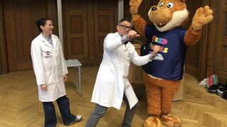 Haben Spaß mit „MM“-Makottchen Fred Fuchs: Ärztin Katharina Gather und Arzt Rüdiger Adam.