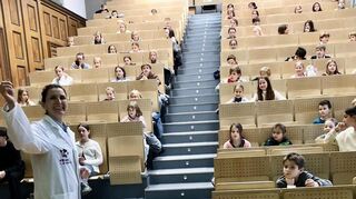 Die Nachwuchsmediziner hören der Chefin der Mannheimer Kinder- und Neuroorthopädie, Katharina Gather, aufmerksam zu.