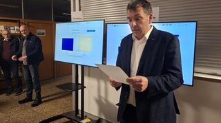 Bürgermeister Christoph Oeldorf gibt das Abstimmungsergebnis bekannt. Christoph Randt (l.), einer der Initiatoren der Bürgerentscheide, und Unterstützer Wolfgang Renkenberger von der FDP sind konsterniert.