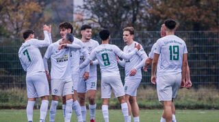 Die Bürstädter freuen sich mit ihrem Teamkollegen Erind Pangjaj (Nummer 8) über dessen Treffer zum frühen 1:0.