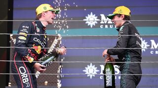 Eine Fahrt von Max Verstappen (l) für den Titel Weltmeister der Herzen.