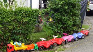 Bobbycars zum Ausleihen stehen am Straßenrand vor dem Haus von Alexandra Newton.